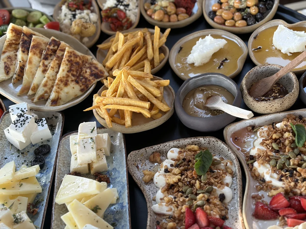 A visitor’s breakfast spread at HuQQa Kuruçeşme