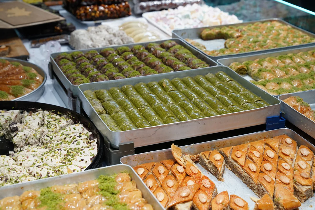 Baklava und verschiedenes Gebäck in Metallschalen