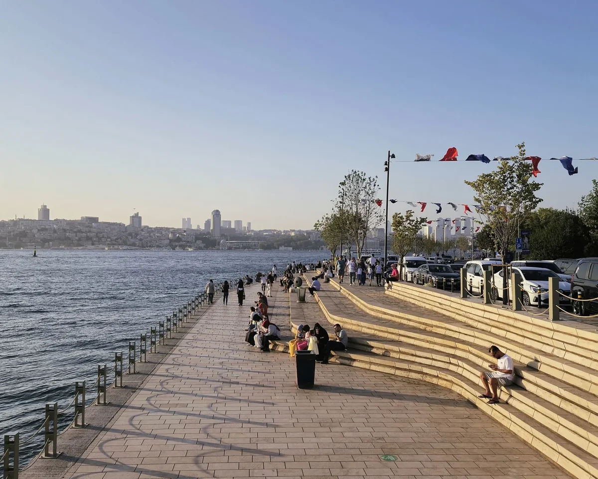 The waterfront promenade and stepped seating at Salacak in Üsküdar