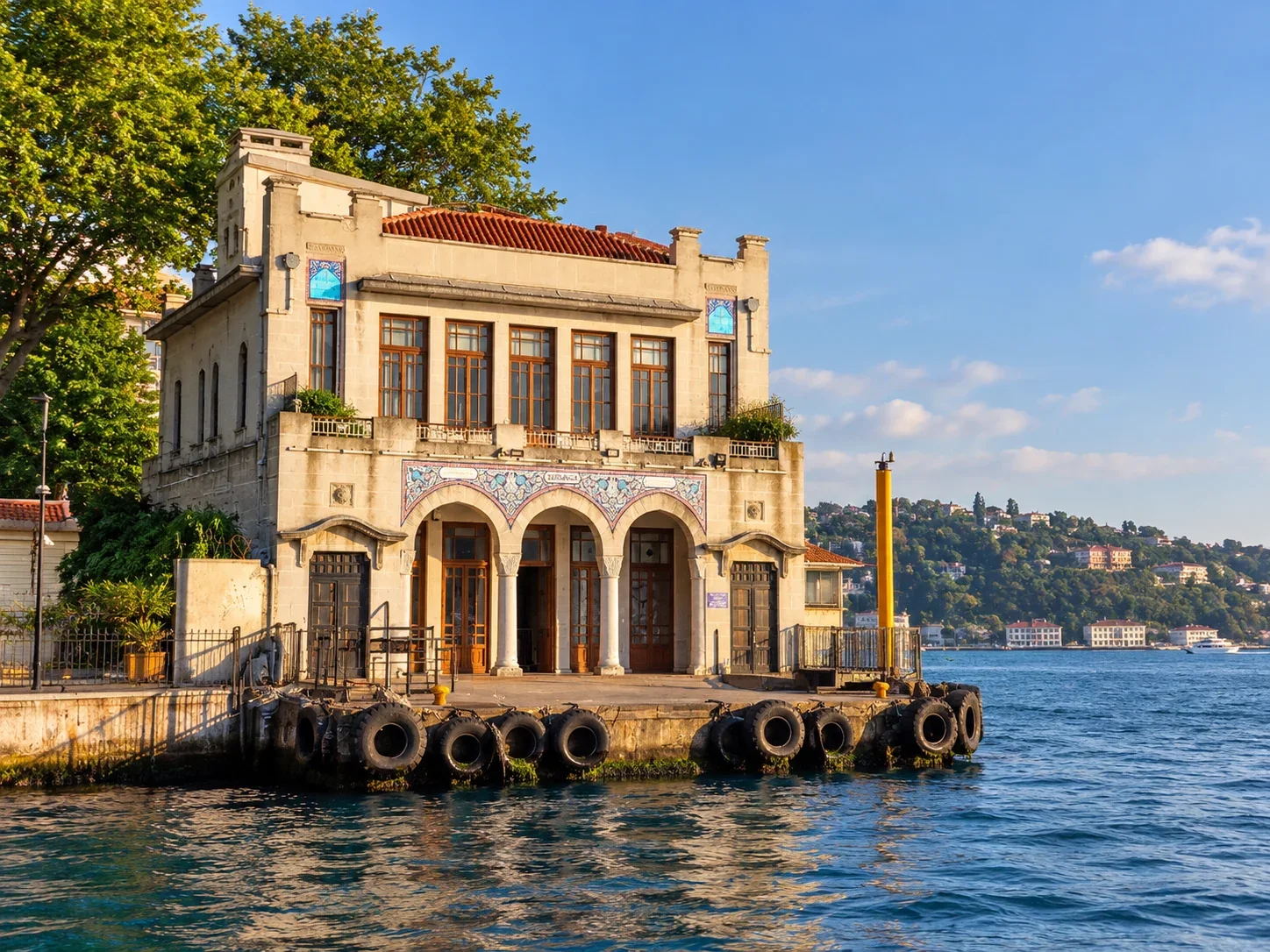 Ein Anleger am Ufer des Bosporus
