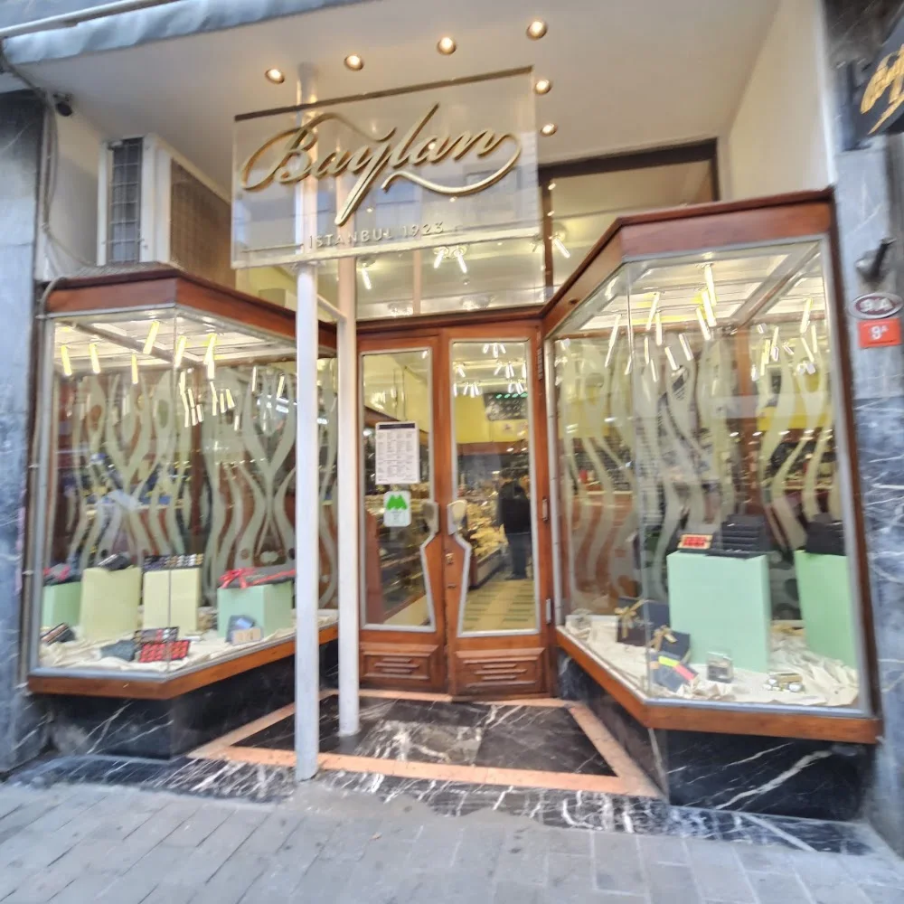 Eingang von Baylan Kadıköy mit Schriftzug über dem Fenster