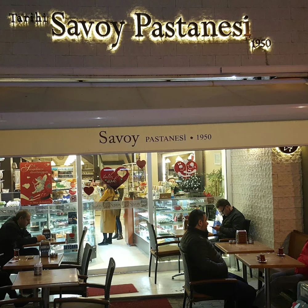 Schaufenster und Schild der Savoy Pastanesi