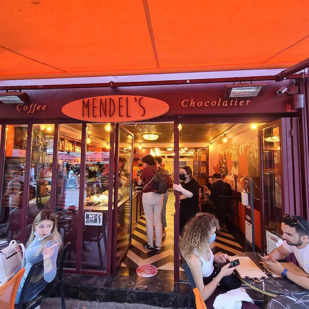 Eingang von Mendel’s Chocolatier unter einer orangefarbenen Markise