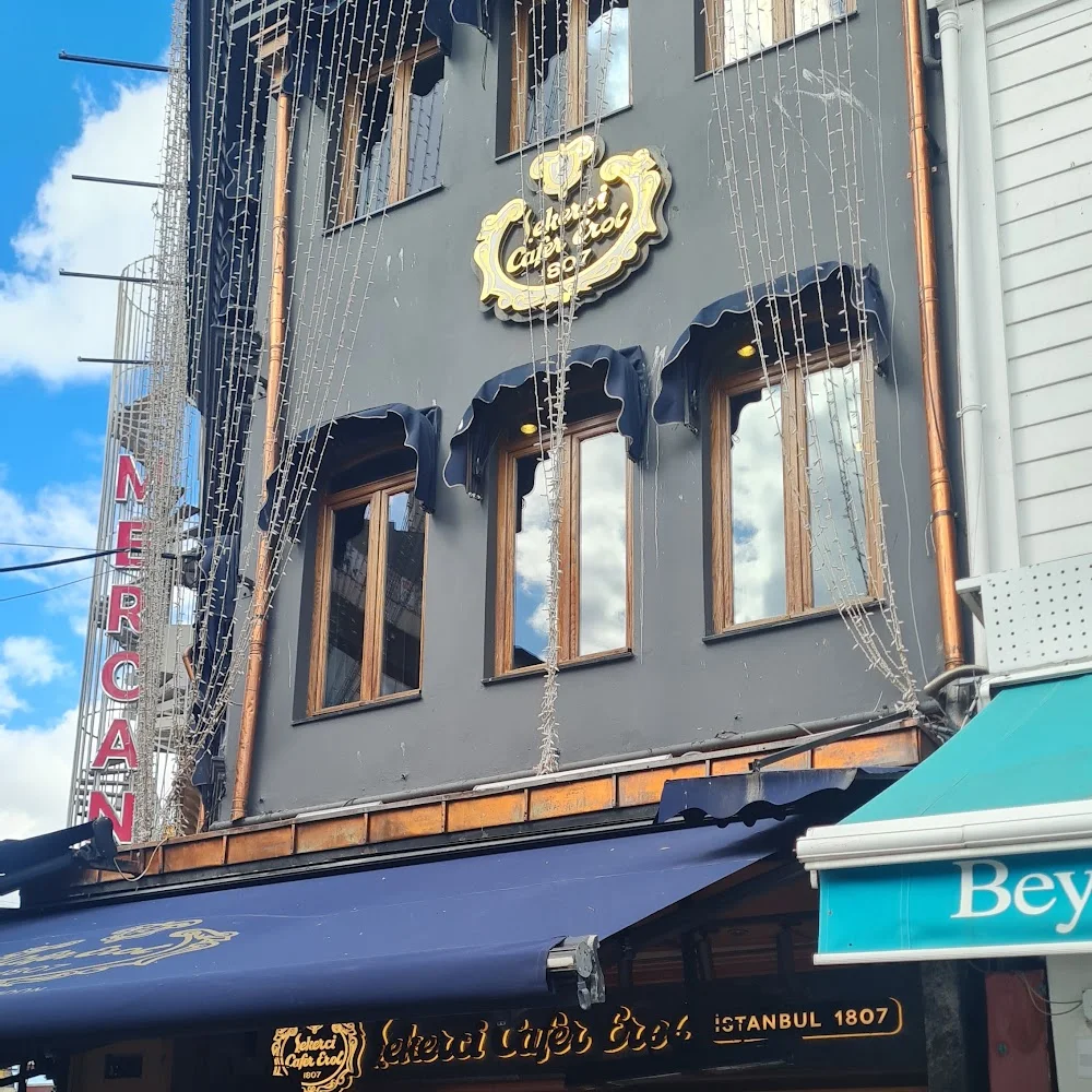 Fassade von Şekerci Cafer Erol Kadıköy mit goldener Schrift