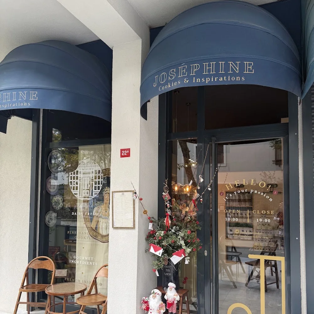 Eingang von Joséphine Cookies unter blauen Markisen