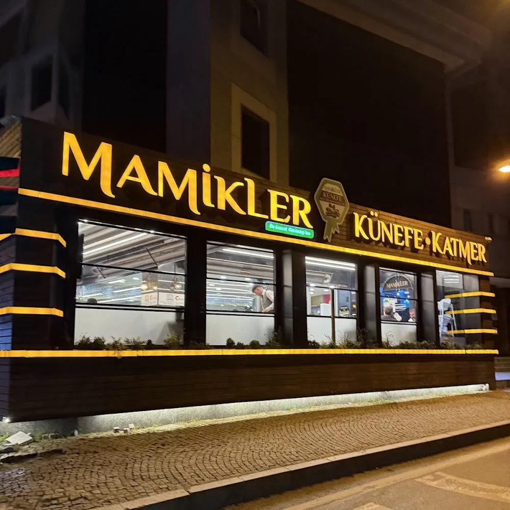 Beleuchtetes Schild von Mamikler Künefe und Katmer am Abend