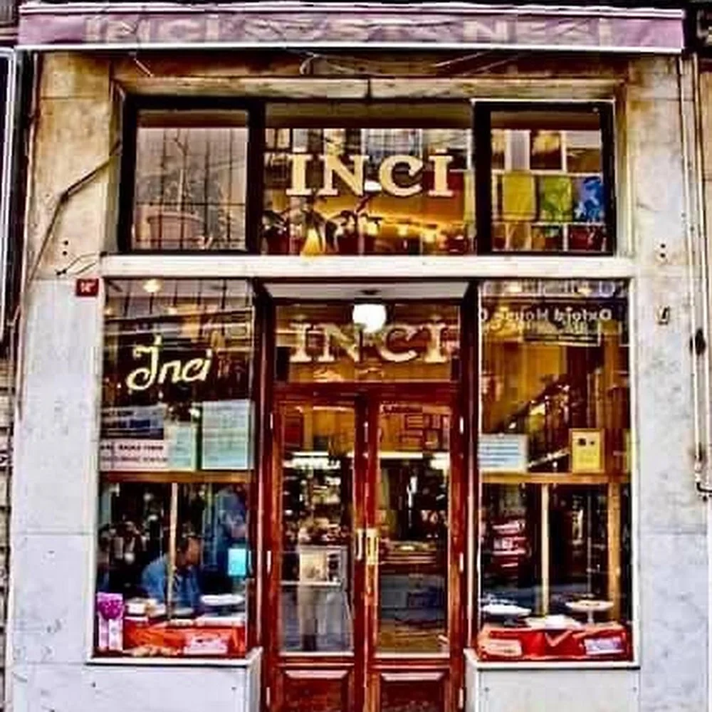 Eingang der İnci Pastanesi mit Namensschild
