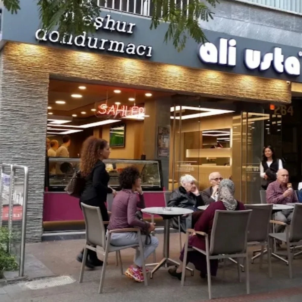 Eisladen Ali Usta mit Sitzplätzen in der Moda Caddesi