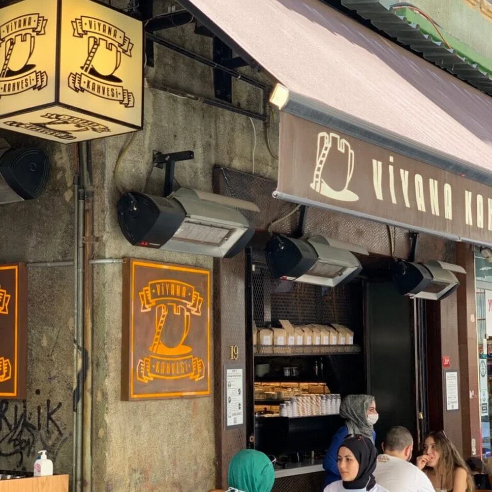 Fassade von Viyana Kahvesi Galata mit Markise und Schild