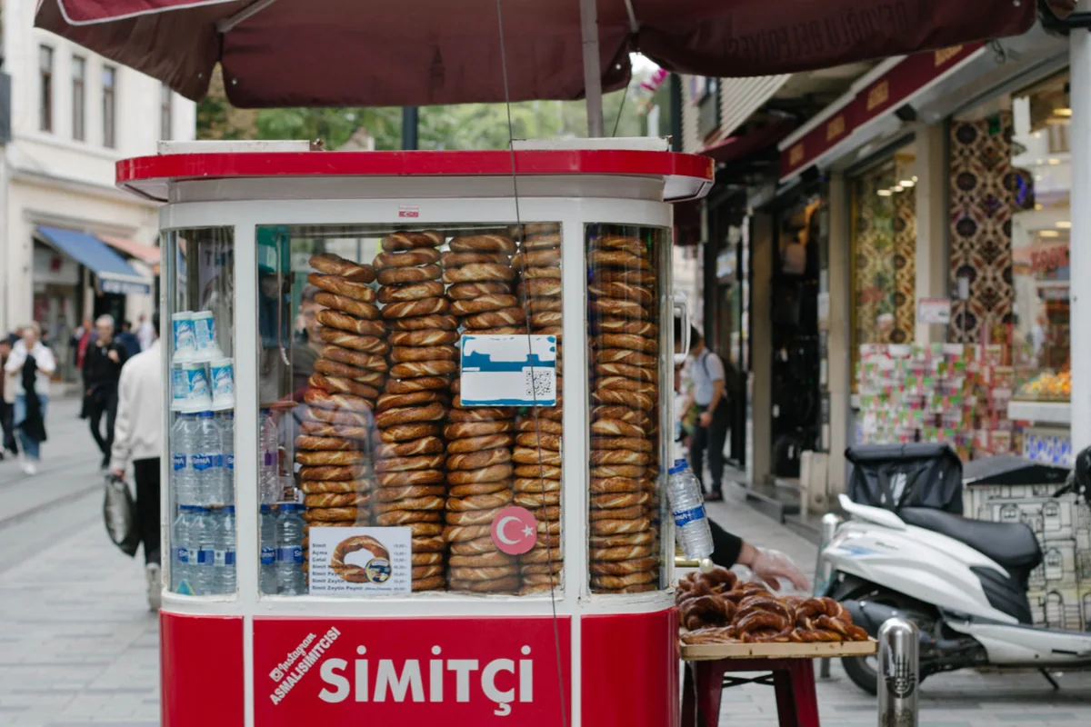 Roter Simit-Wagen, gefüllt mit Sesambrotringen auf einer Istanbuler Straße