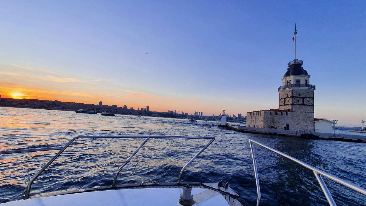 Jungfrauenturm neben dem Bosporus bei Sonnenuntergang