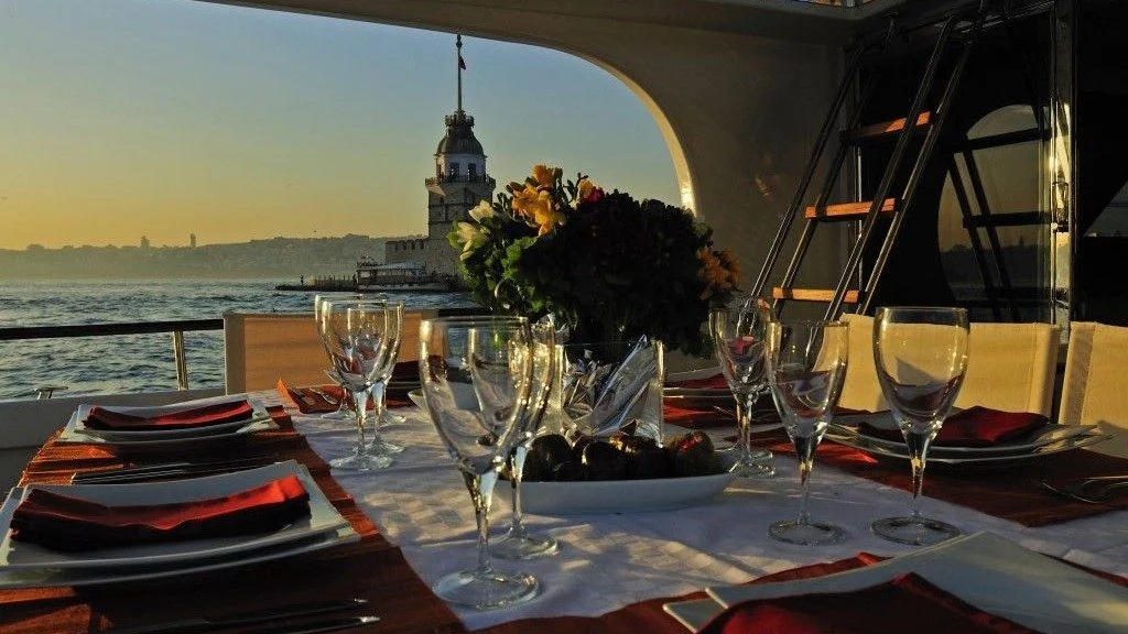Abendessen Tisch für eine kleine Gruppe auf einer privaten Yacht in der Dämmerung